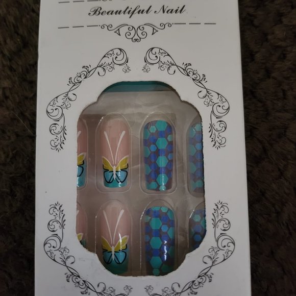 NEW IN BOX 24 PIECE FAKE/ARTIFICIAL NAILS ~ MEDIUM LENGTH ~ PRESS ON NAILS - Picture 1 of 1